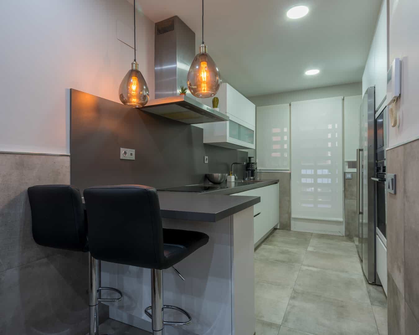 Cocina Blanca con Encimera Oscura · vista 2