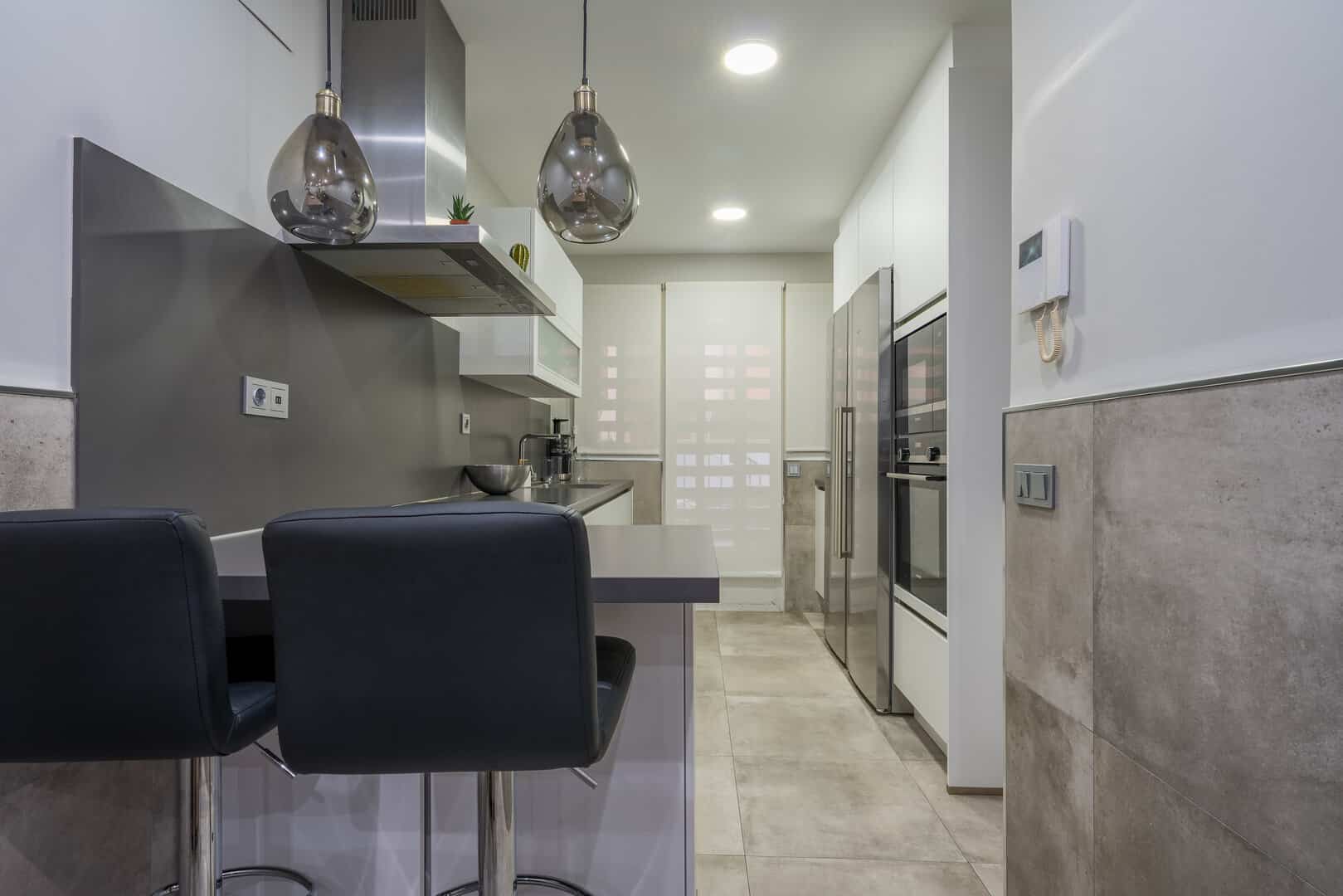 Cocina Blanca con Encimera Oscura · vista 3