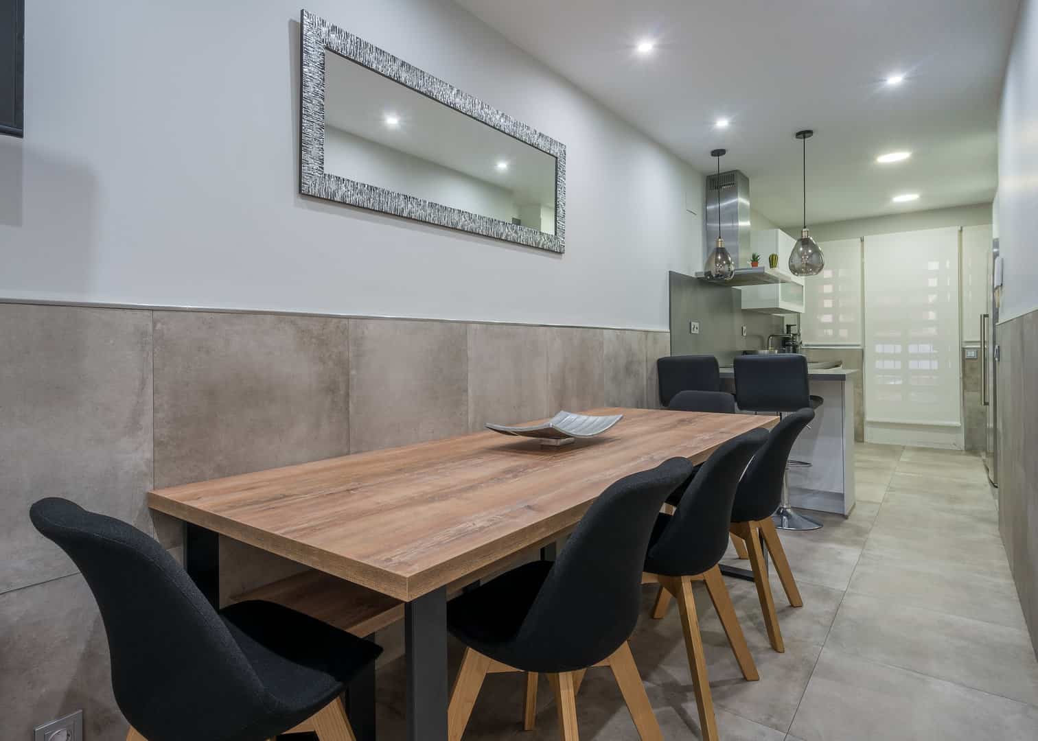 Cocina Blanca con Encimera Oscura · vista 4