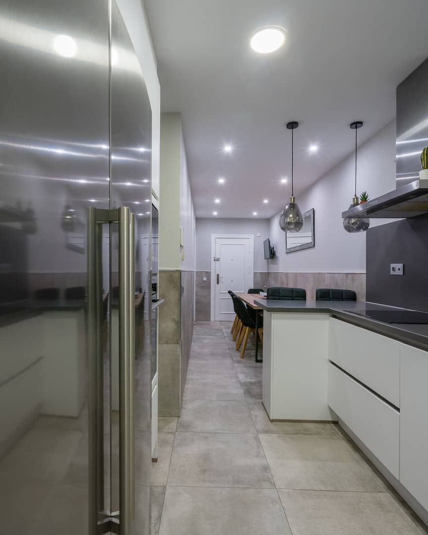 Cocina Blanca con Encimera Oscura · vista 5