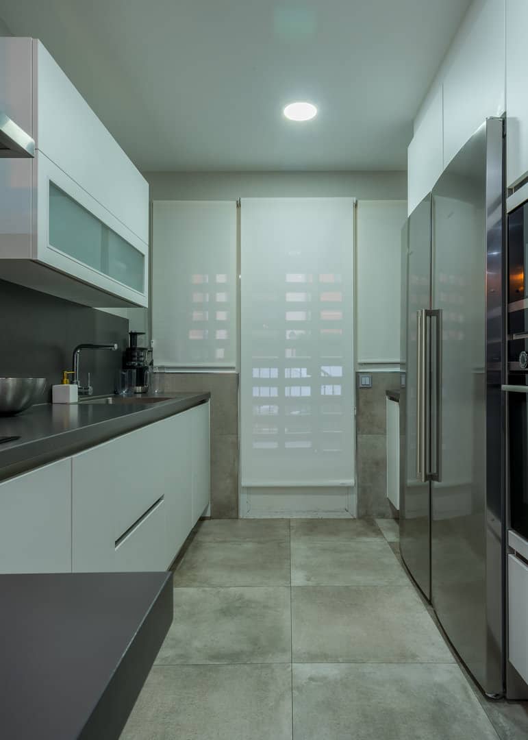 Cocina Blanca con Encimera Oscura · vista 6