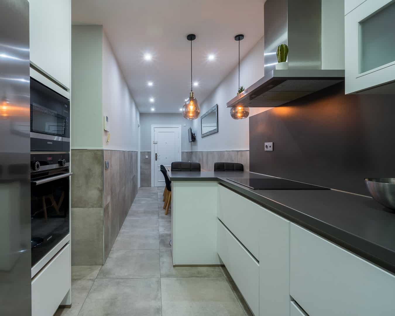 Cocina Blanca con Encimera Oscura · vista 7
