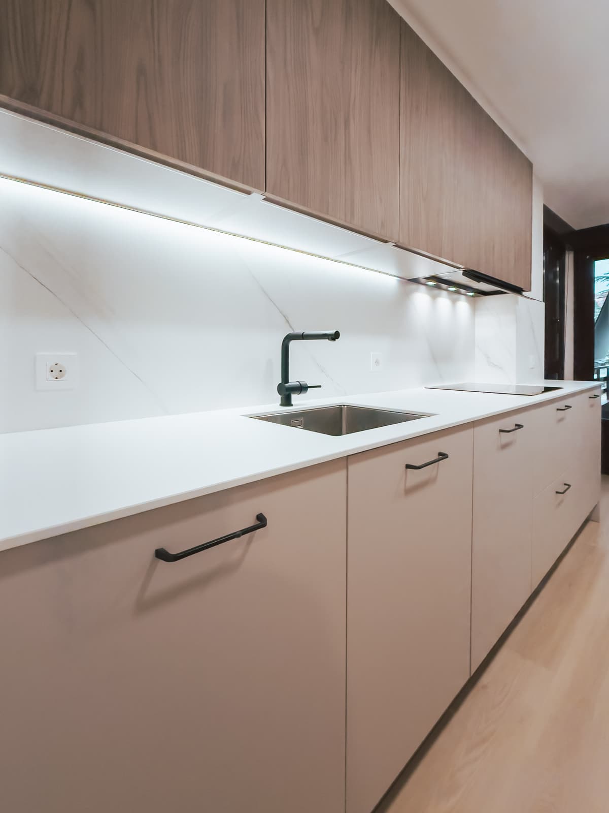 Reforma integral con cocina nogal y salón con iluminación LED · vista 3