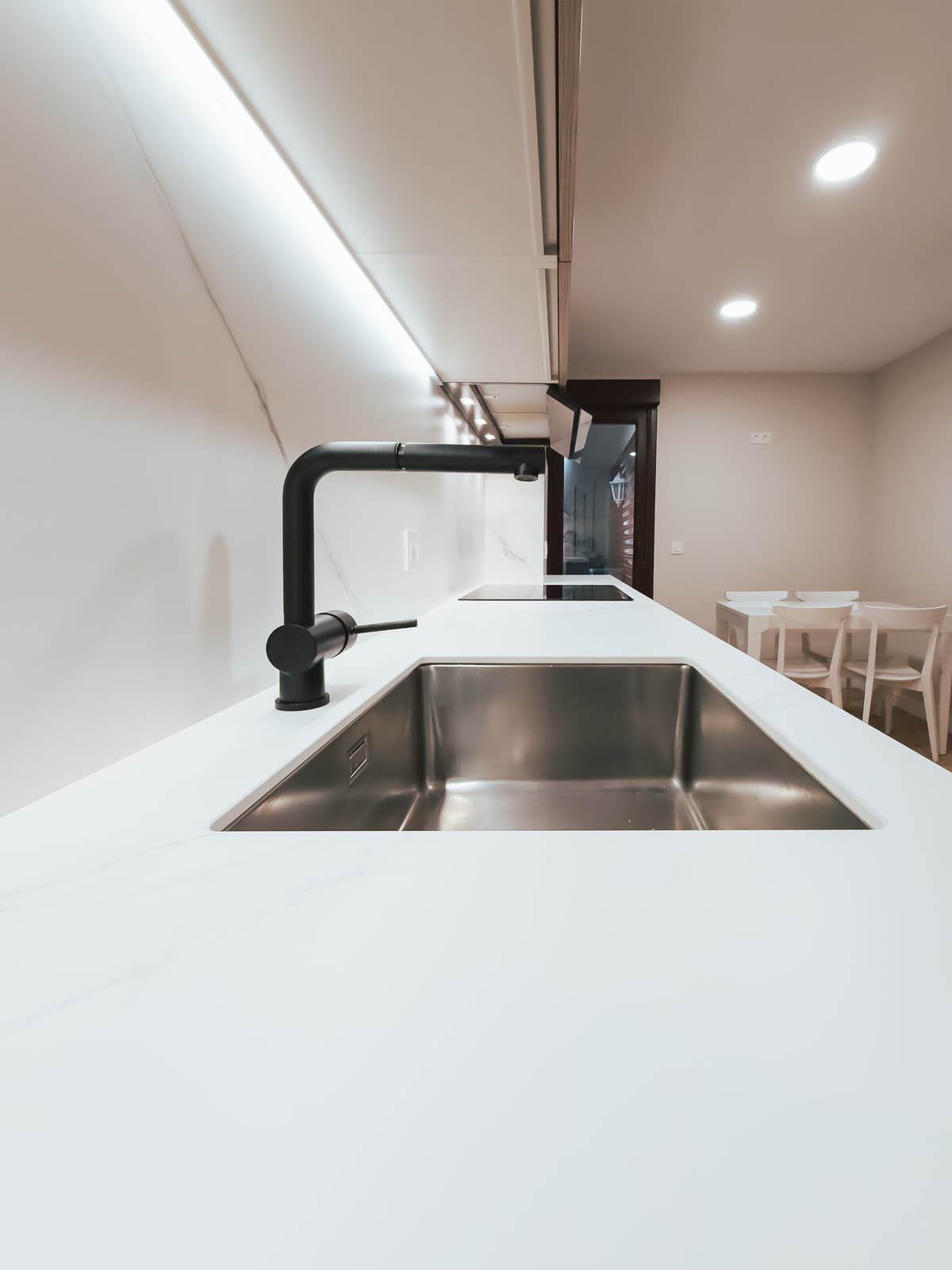 Reforma integral con cocina nogal y salón con iluminación LED · vista 5