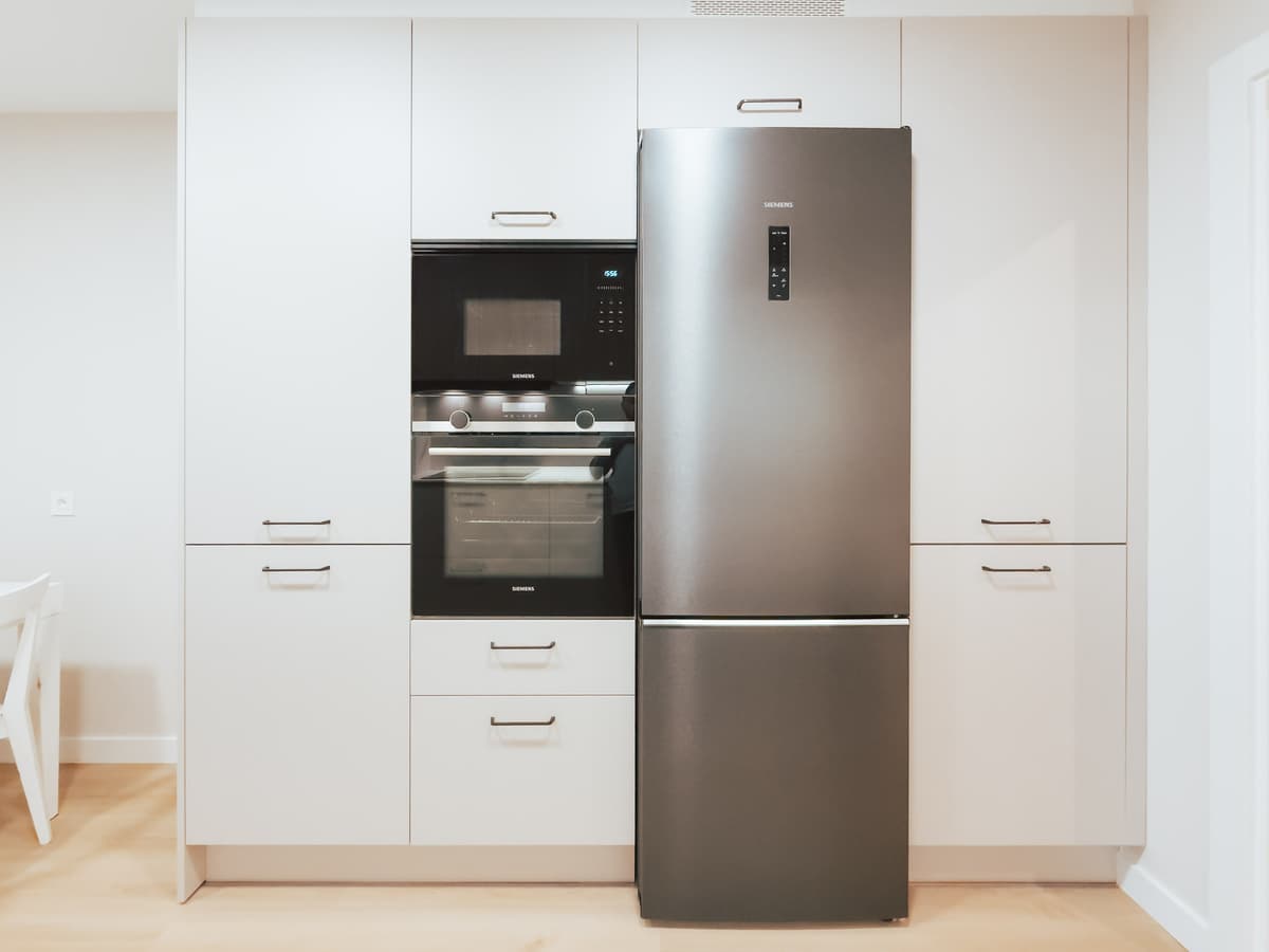 Reforma integral con cocina nogal y salón con iluminación LED · vista 6