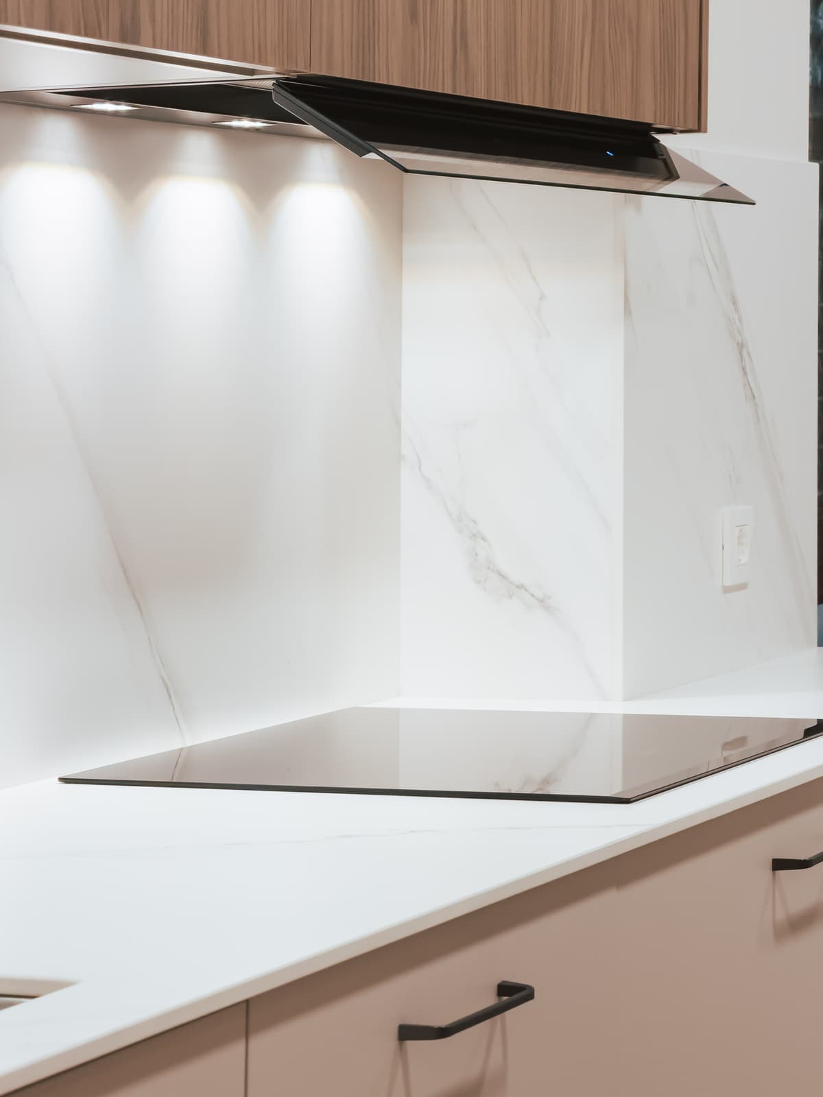 Reforma integral con cocina nogal y salón con iluminación LED · vista 4