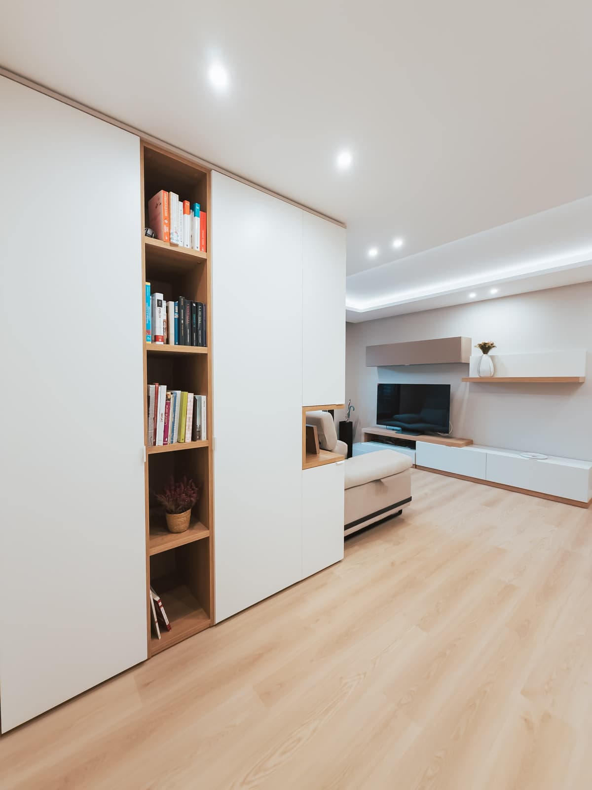 Reforma integral con cocina nogal y salón con iluminación LED · vista 8