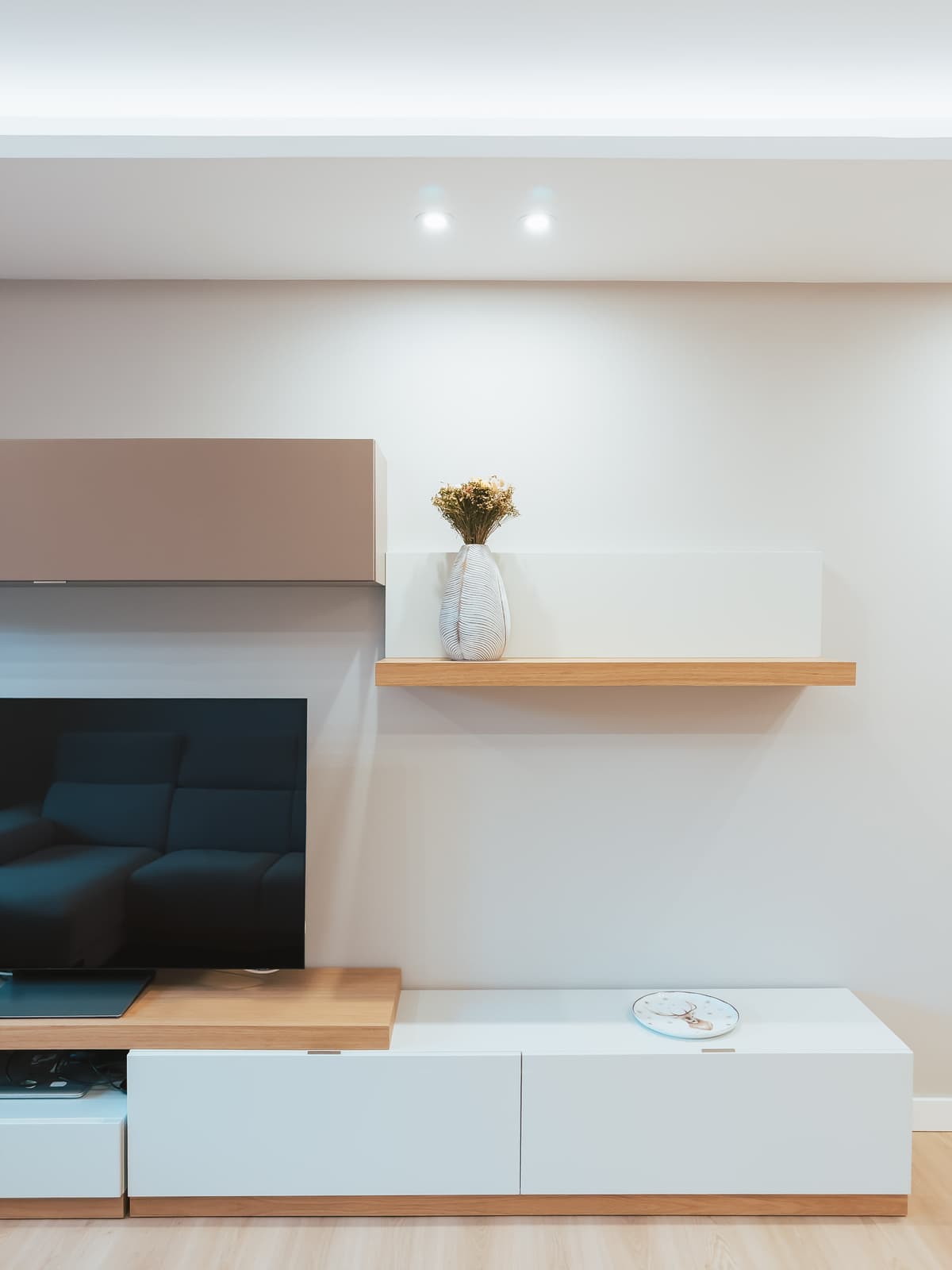 Reforma integral con cocina nogal y salón con iluminación LED · vista 9