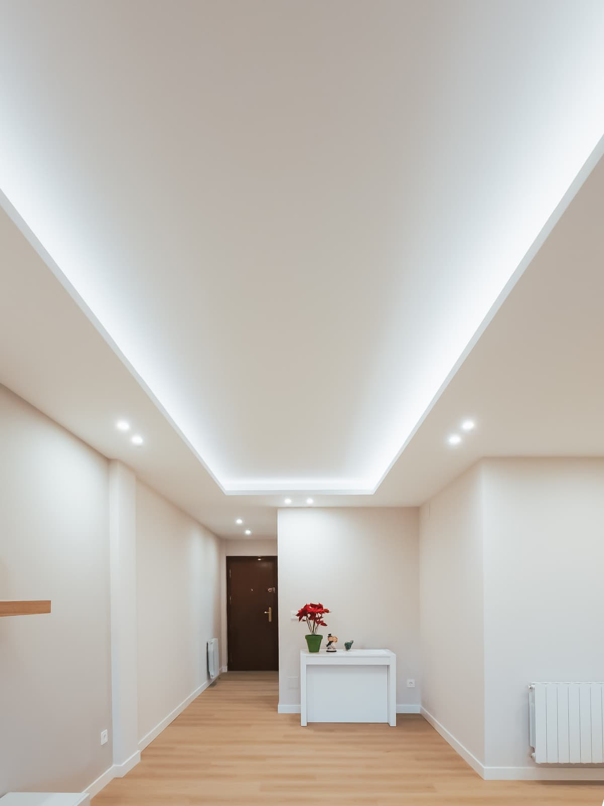Reforma integral con cocina nogal y salón con iluminación LED · vista 10