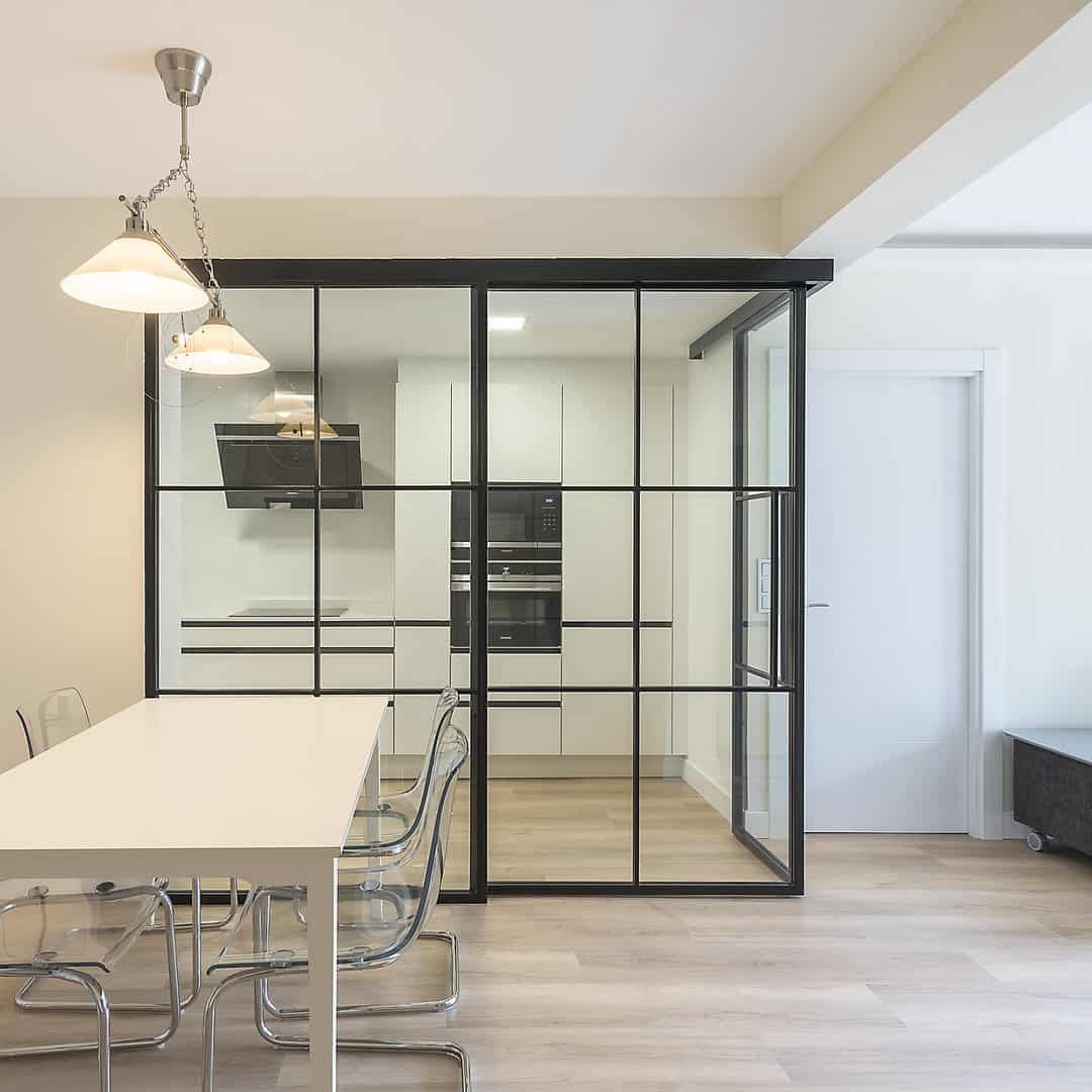 Cocina con tirador uñero negro y cerramiento · vista 2