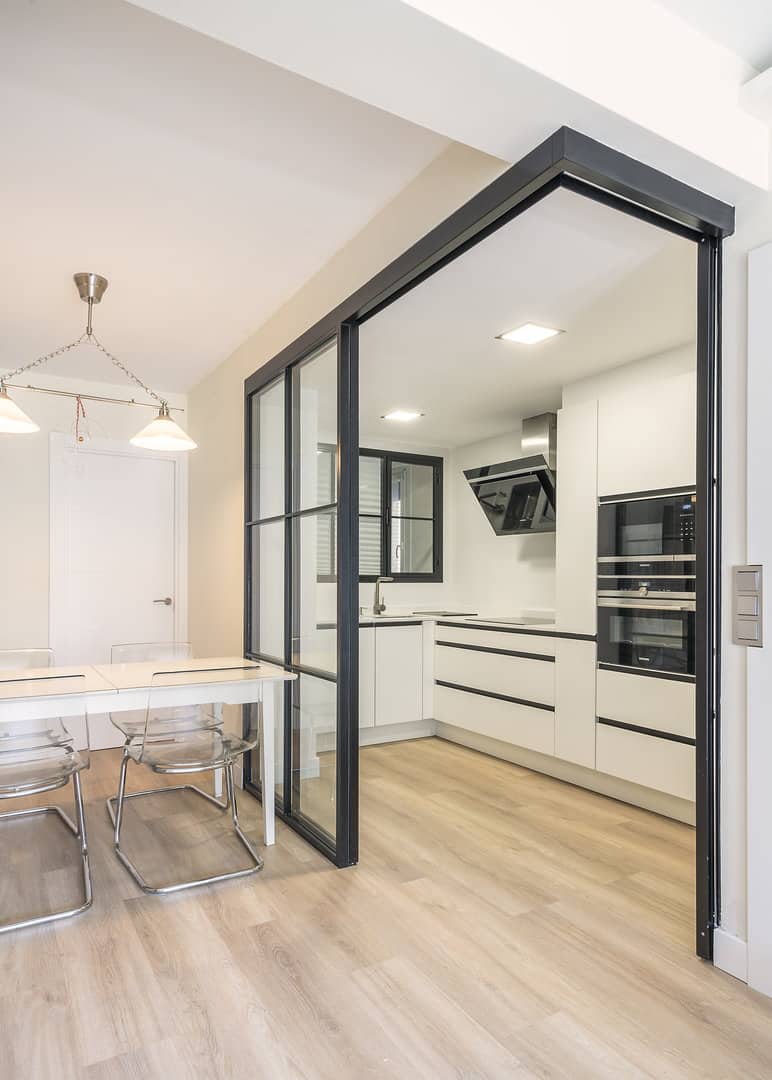 Cocina con tirador uñero negro y cerramiento · vista 4