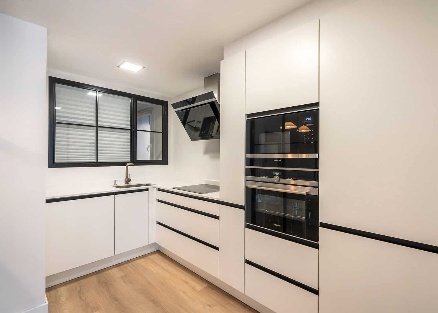 Cocina con tirador uñero negro y cerramiento · vista 8