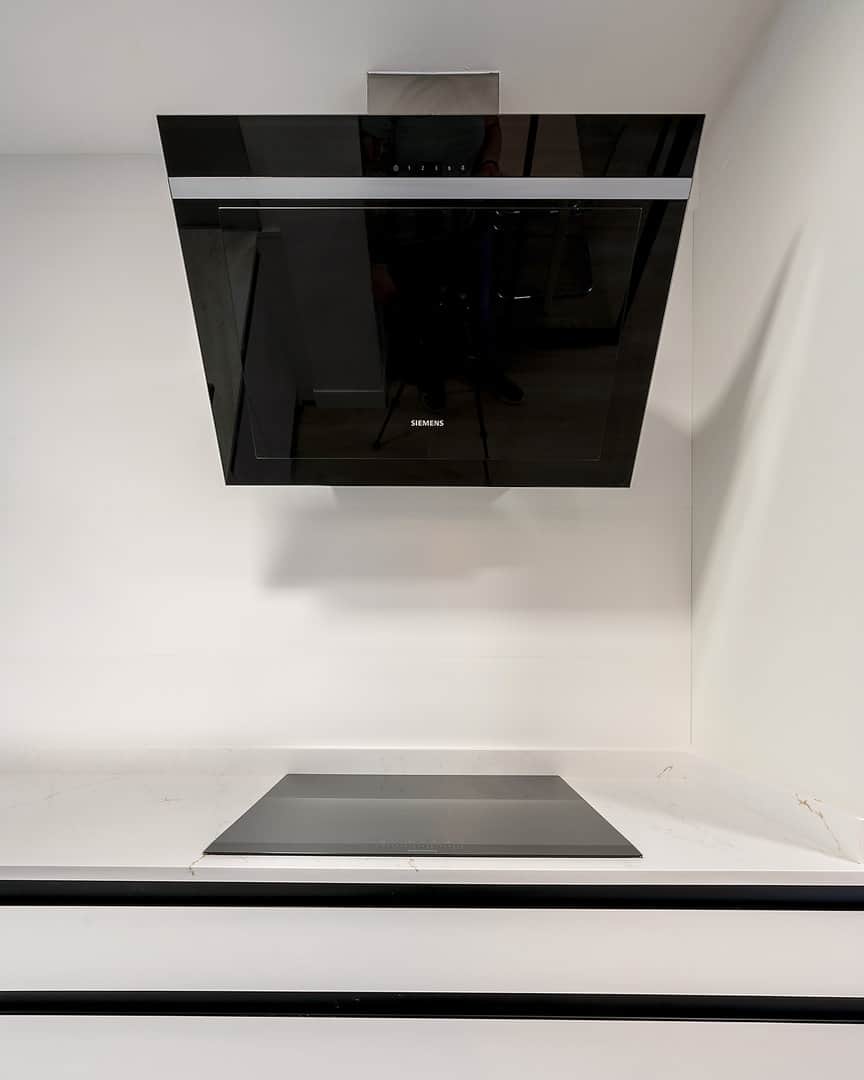 Cocina con tirador uñero negro y cerramiento · vista 9