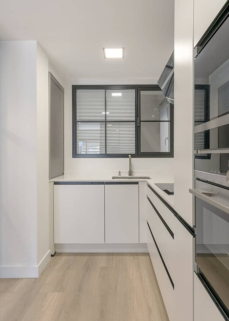 Cocina con tirador uñero negro y cerramiento · vista 10