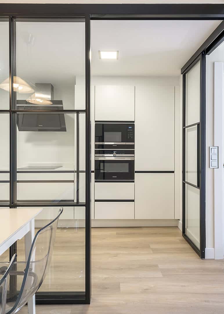Cocina con tirador uñero negro y cerramiento · vista 11