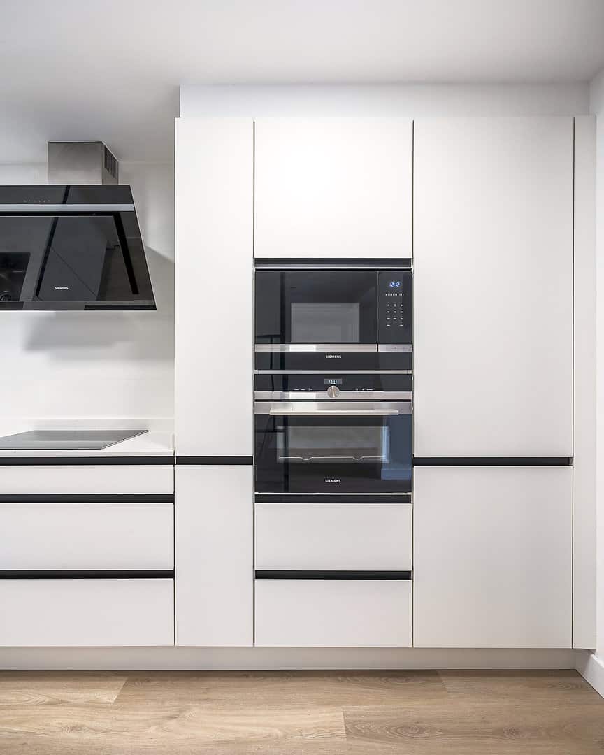 Cocina con tirador uñero negro y cerramiento · vista 12