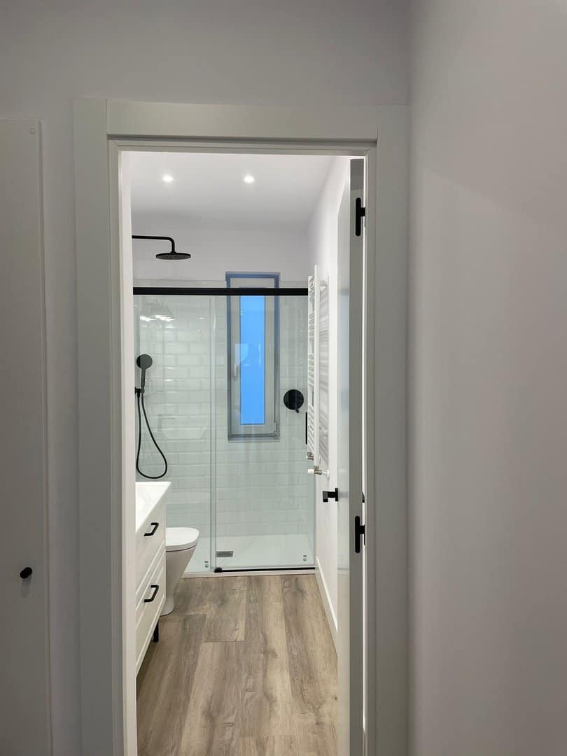 Baño blanco con azulejo tipo metro — Baños en Bizkaia