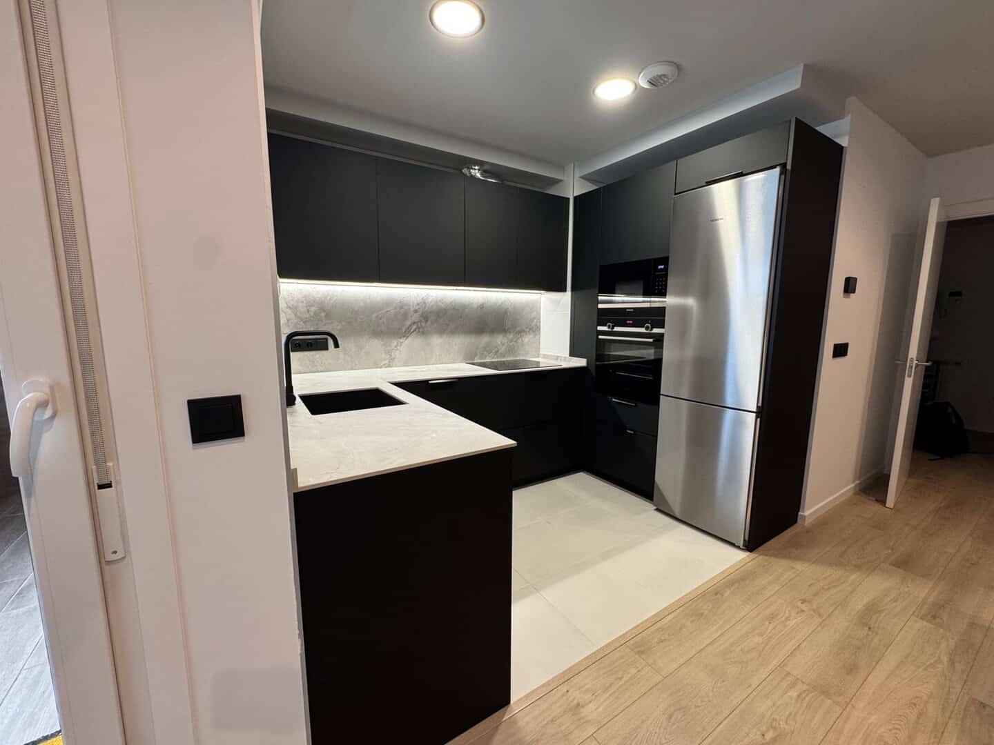 Cocina abierta al salón con diseño diáfano — Cocinas en Bizkaia