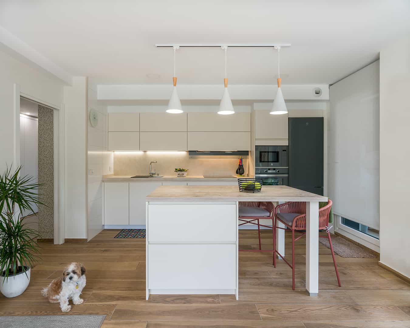 Cocina color arena abierta a salón — Cocinas en Bizkaia