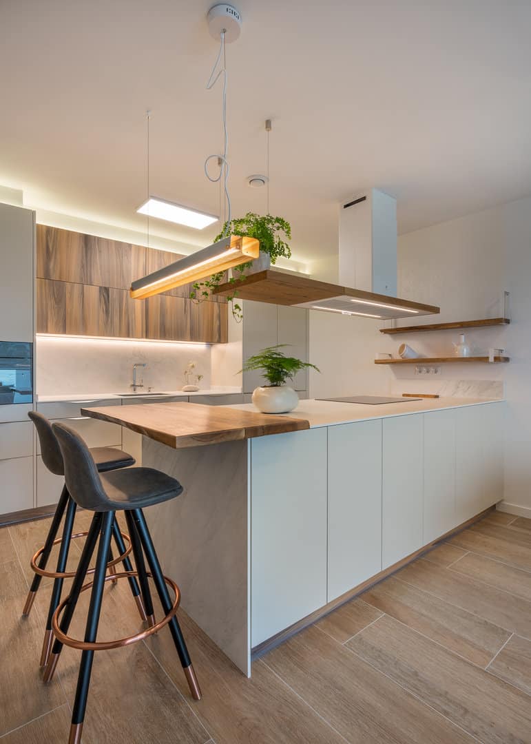 Cocina con barra de madera de roble natural — Cocinas en Bizkaia