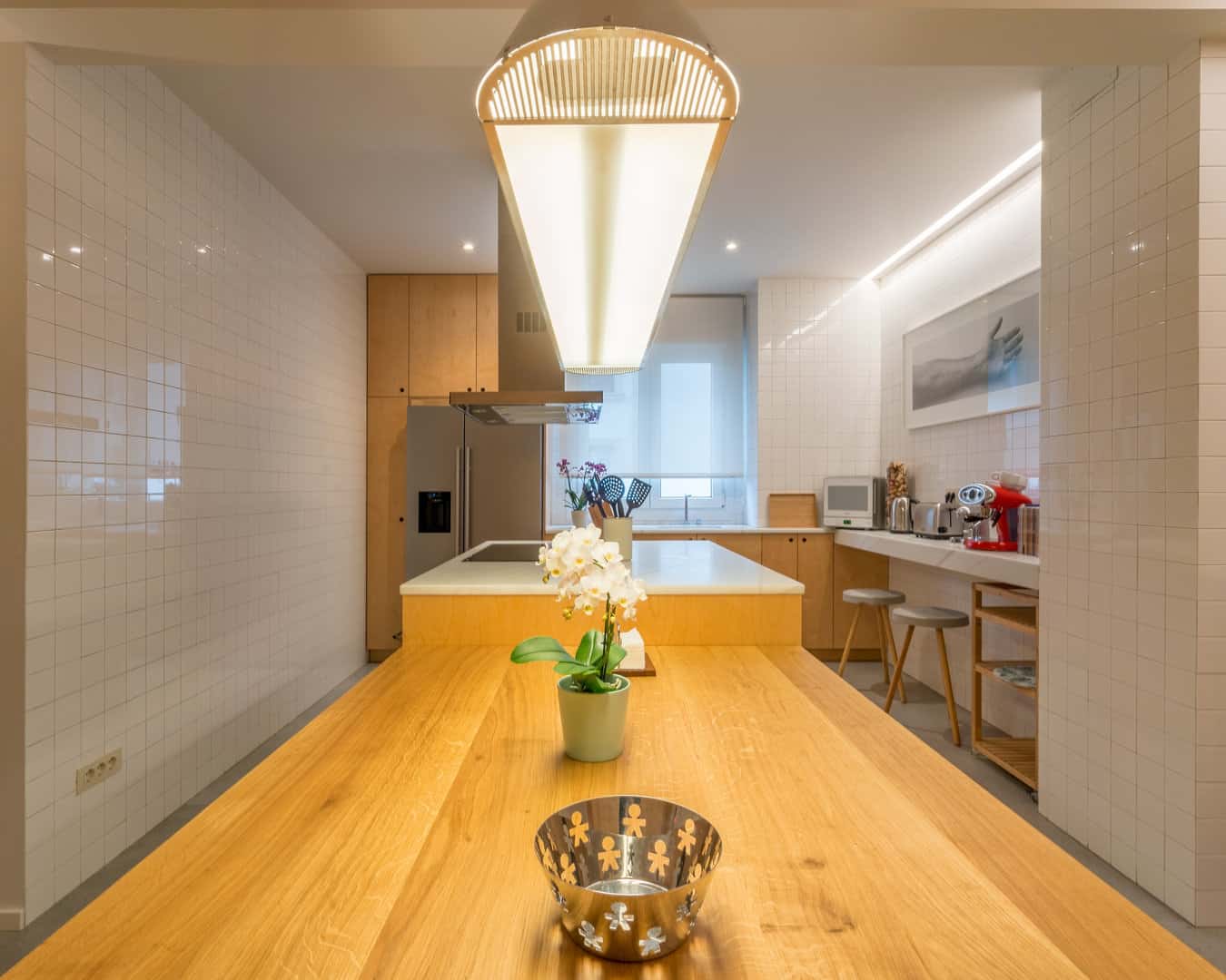 Cocina completa en madera con despensas a techo — Cocinas en Bizkaia