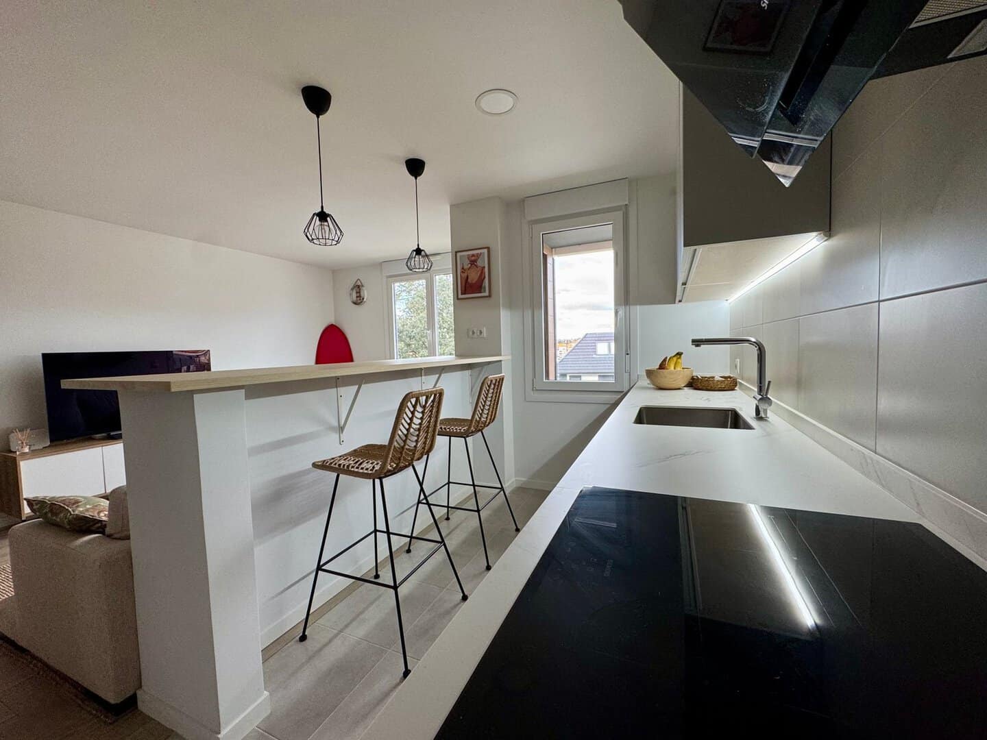 Cocina moderna con barra alta para desayunos — Cocinas en Bizkaia