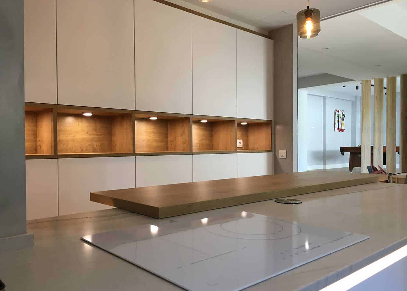 Diseño de cocina en blanco y madera — Cocinas en Bizkaia