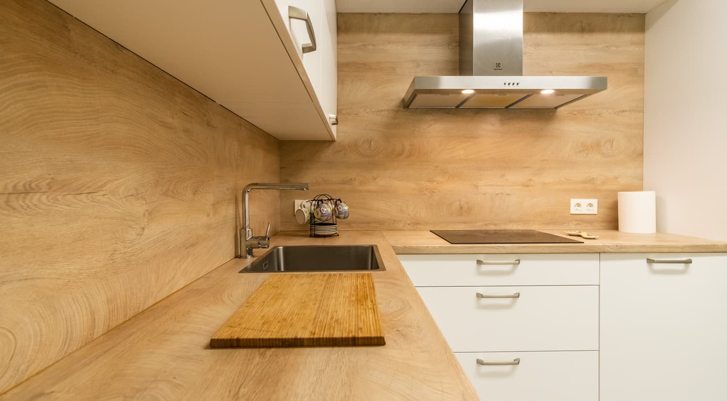 Cocina con encimera tipo madera — Cocinas en Bizkaia