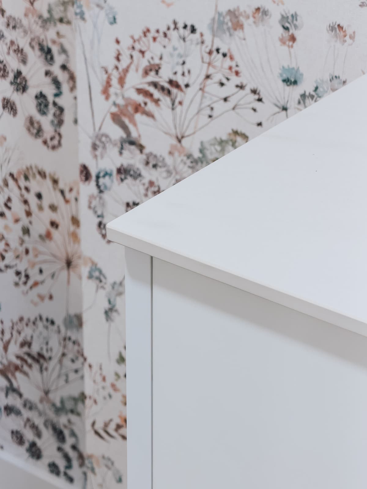 Cocina galley blanca con papel pintado floral — Cocinas en Bilbao