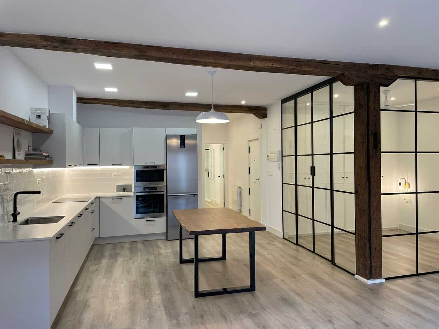 Cocina Gris en L con Personalidad — Cocinas en Bizkaia