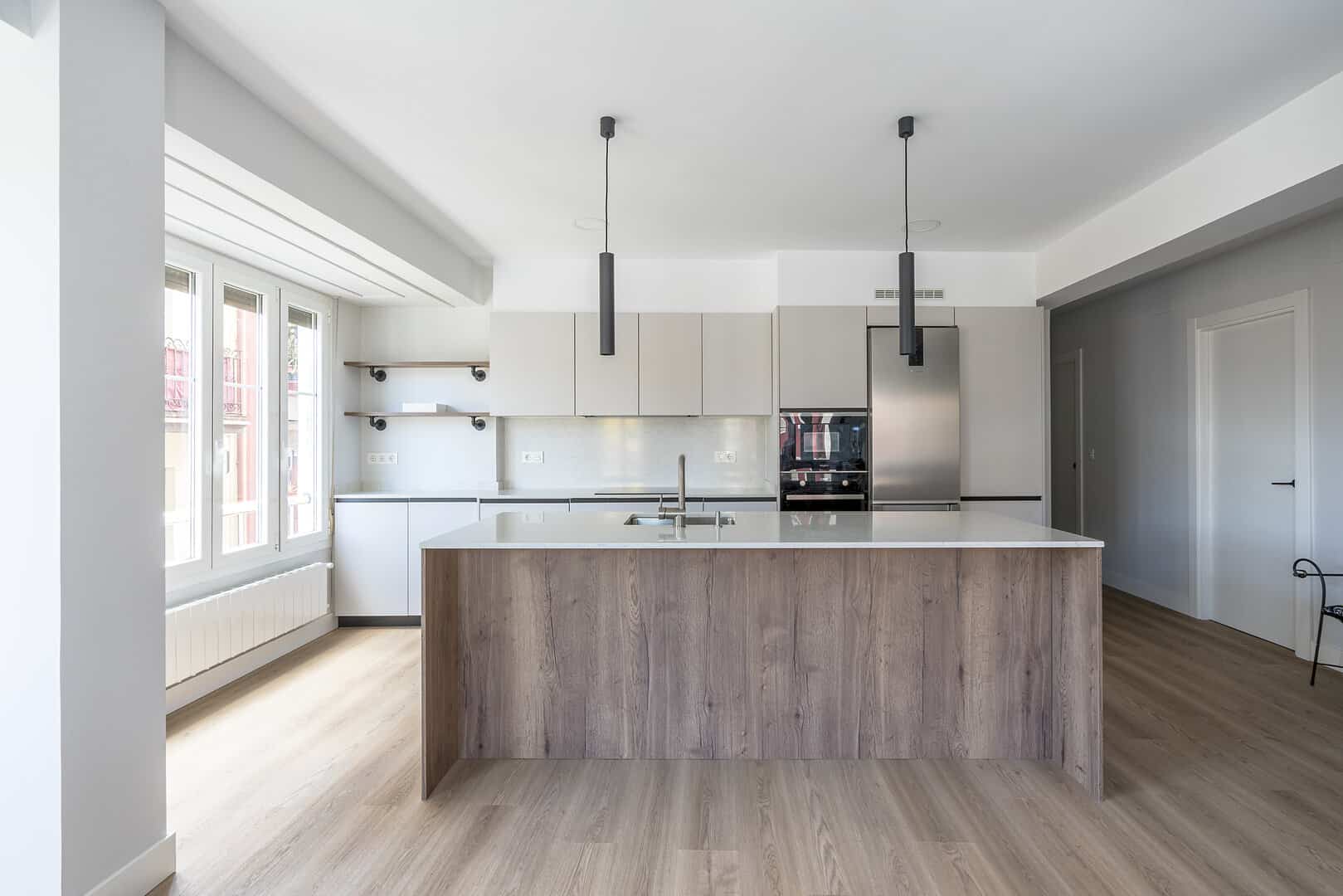 Cocina gris seda con isla en nogal natural — Cocinas en Bizkaia