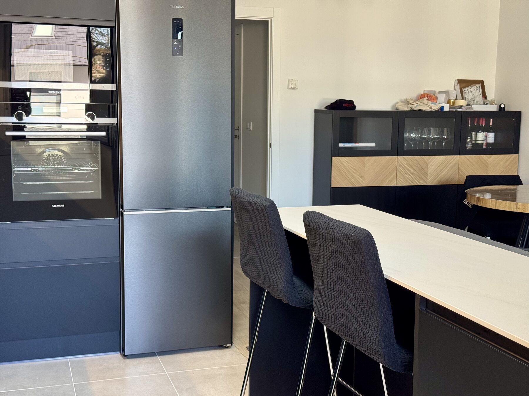 Cocina negra y nogal con iluminación LED — Cocinas en Bizkaia