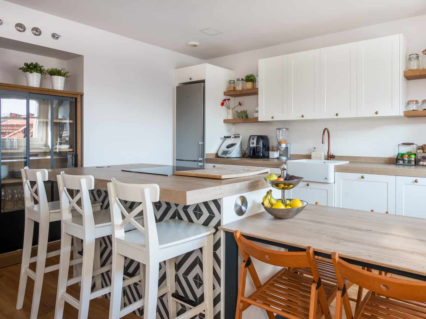 Cocina rústica blanca con puertas enmarcadas — Cocinas en Bizkaia
