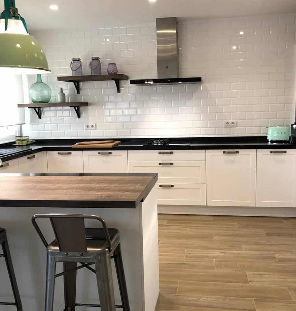 Cocina rústica enmarcada con isla de madera — Cocinas en Bizkaia