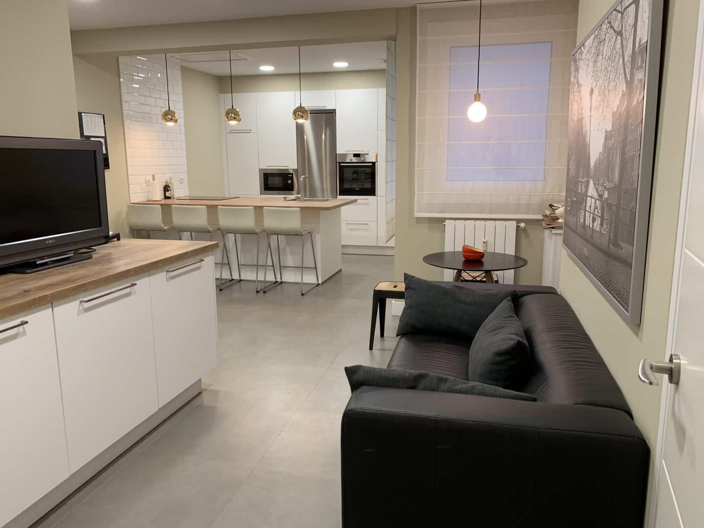 Cocina con zona de estar integrada — Cocinas en Bizkaia
