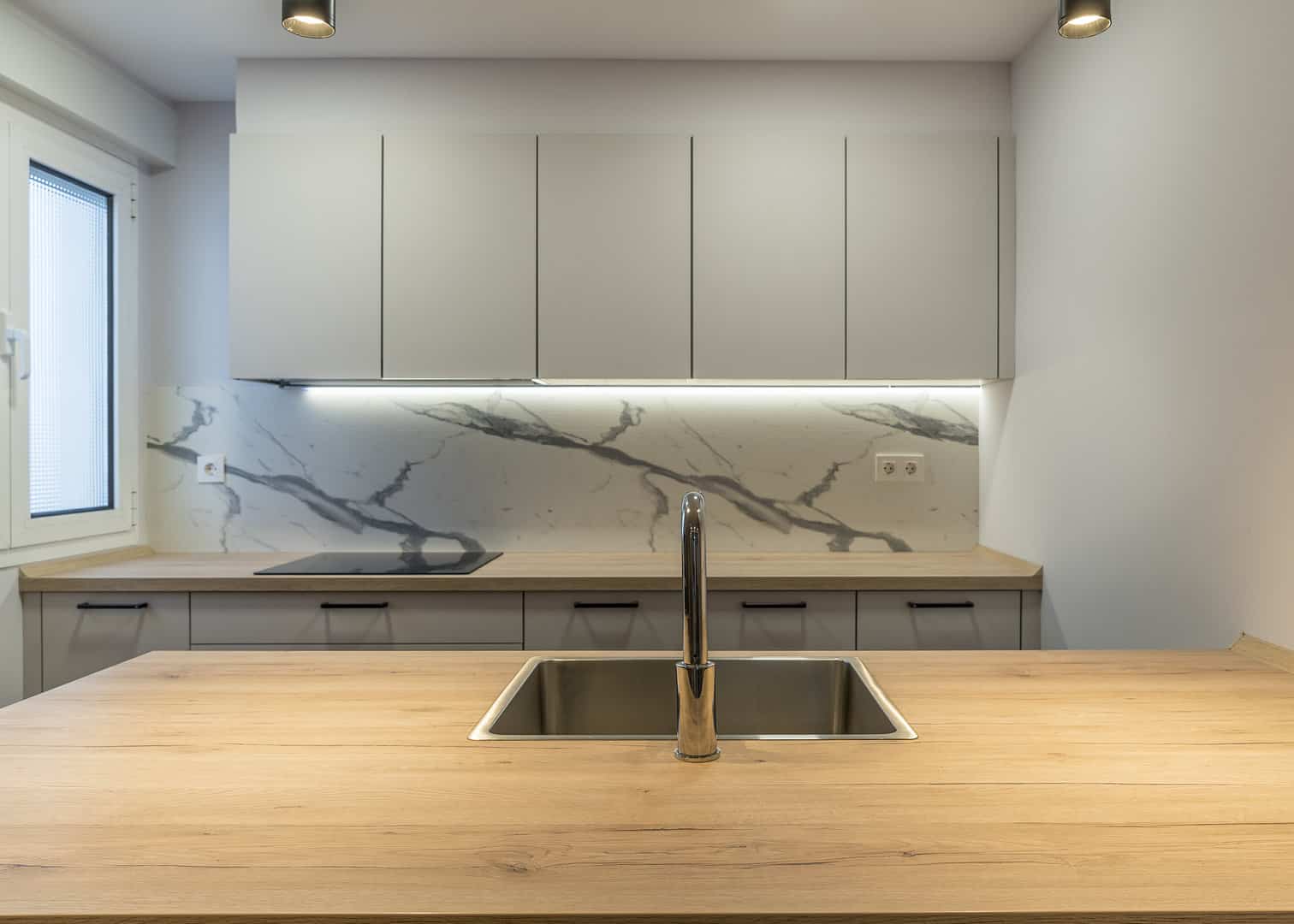 Encimera estratificada de aspecto madera — Cocinas en Bizkaia