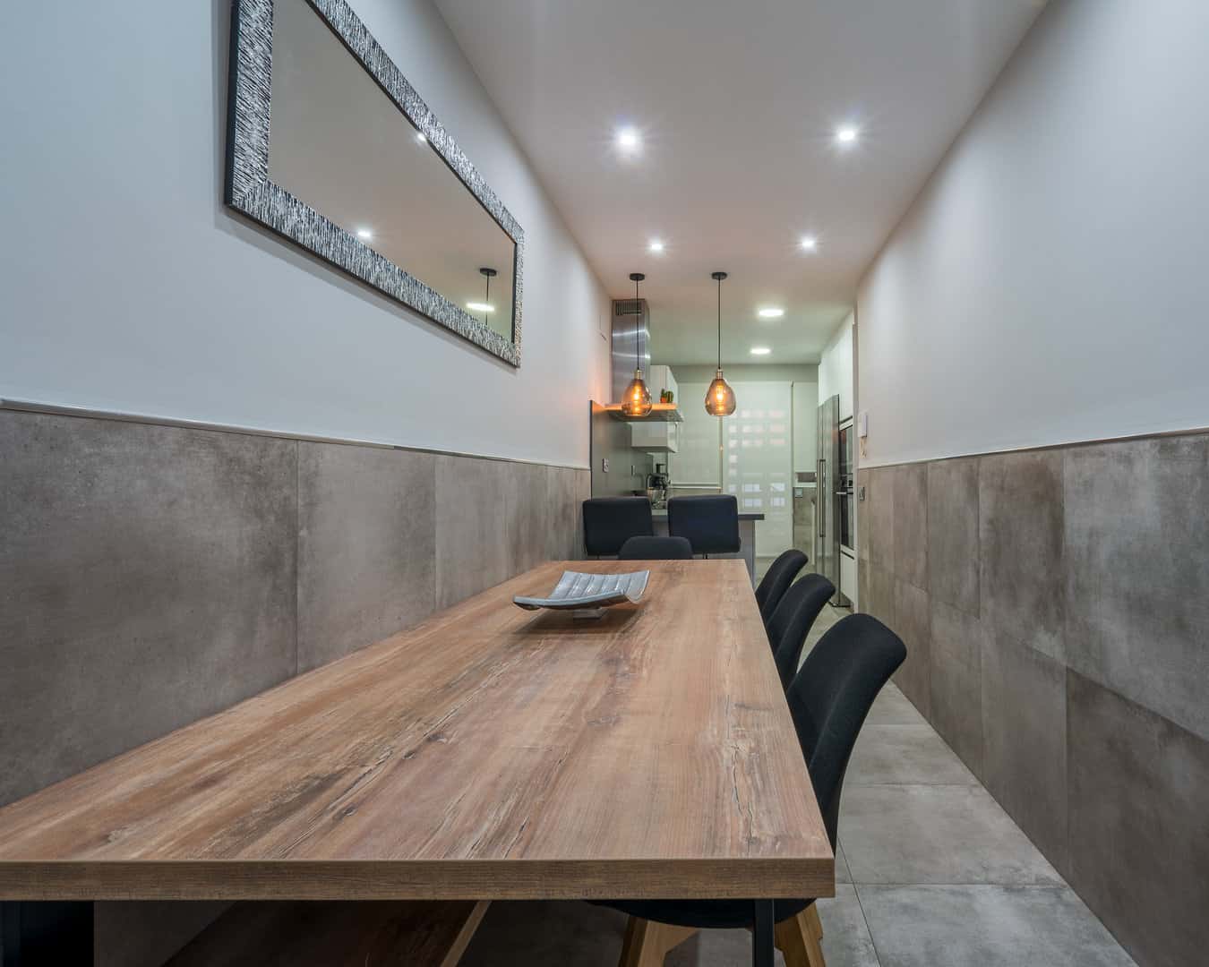 Cocina Blanca con Encimera Oscura — Cocinas en Bizkaia