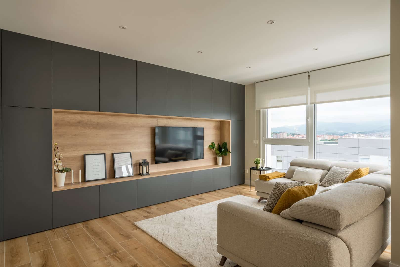 Mueble de salón antracita y madera — Reformas Integrales en Bizkaia