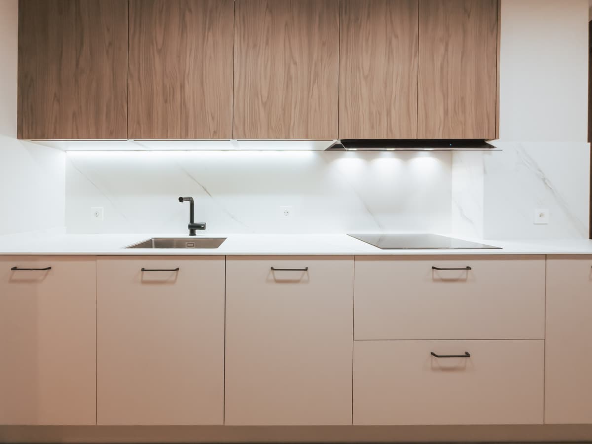 Reforma integral con cocina nogal y salón con iluminación LED — Reformas Integrales en Bilbao
