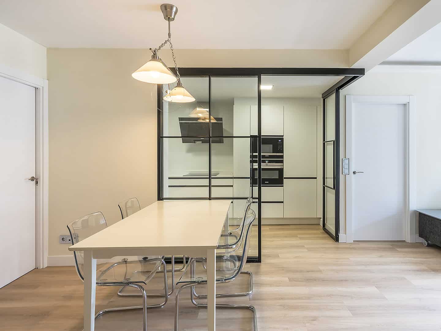 Cocina con tirador uñero negro y cerramiento — Cocinas en Bizkaia
