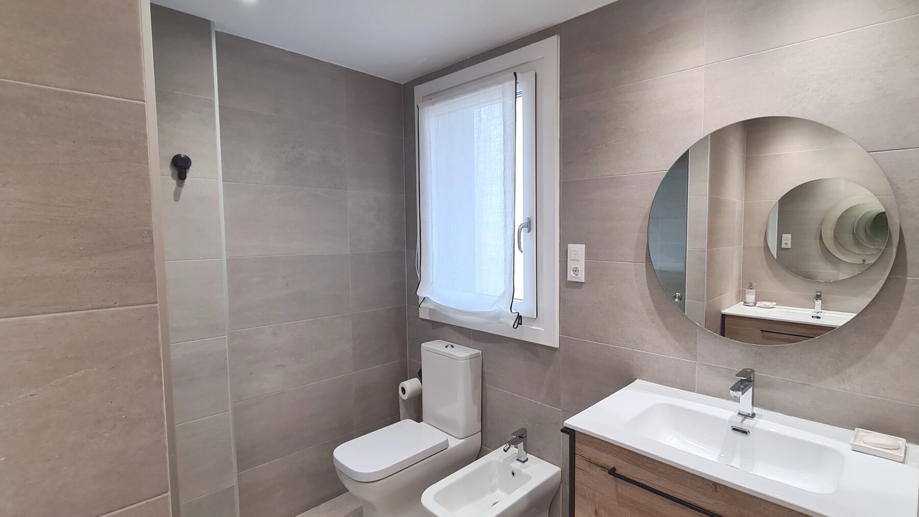 Baño reformado con ducha y nicho empotrado